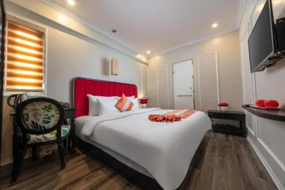 高级特大床房 — Omina Hotel & Travel
